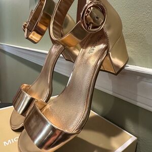MICHAEL KORS - Lena Flex Mid Metallic Leather Sandal